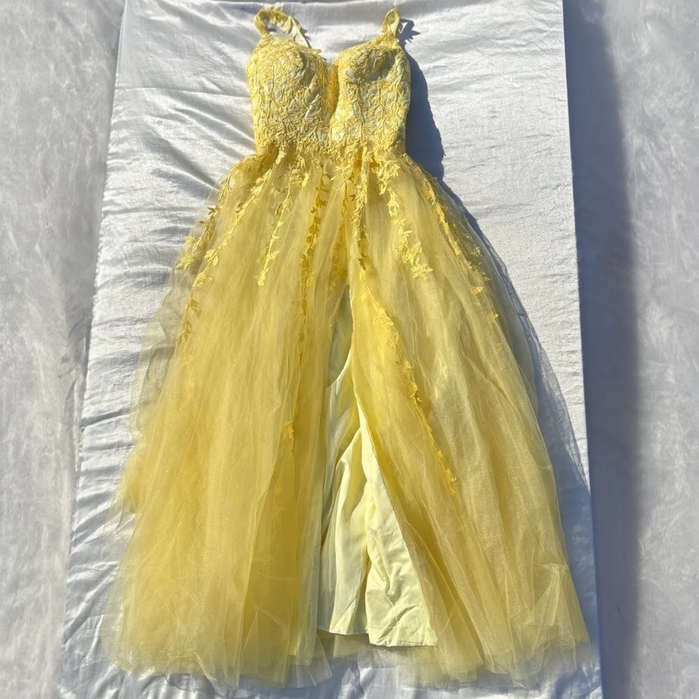 Elegant Sparkly Yellow Gown with Floral Details US Women’s 14